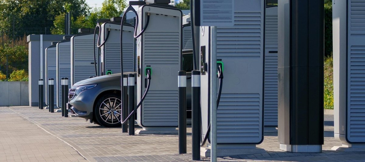 ChargePoint vs Electrify America: How Lectron Lets Every EV Driver Charge Anywhere