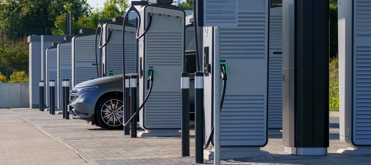 ChargePoint vs Electrify America: How Lectron Lets Every EV Driver Charge Anywhere